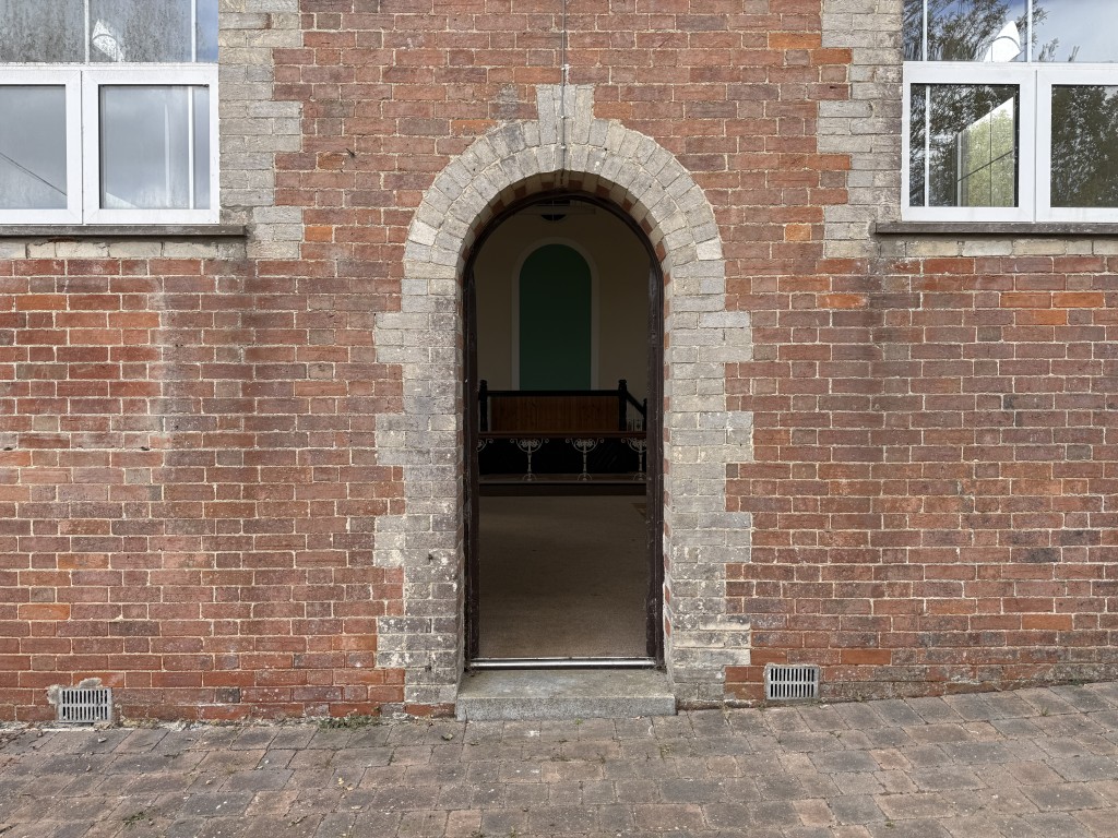 Lot: 170 - FORMER METHODIST CHAPEL WITH PLANNING FOR CONVERSION TO A RESIDENTIAL DWELLING ON PLOT OF 0.39 ACRES - Entrance door to chapel hall
